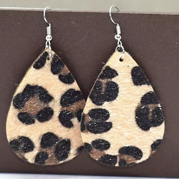 Vegan animal print fur teardrop earrings NEW - Picture 2 of 2